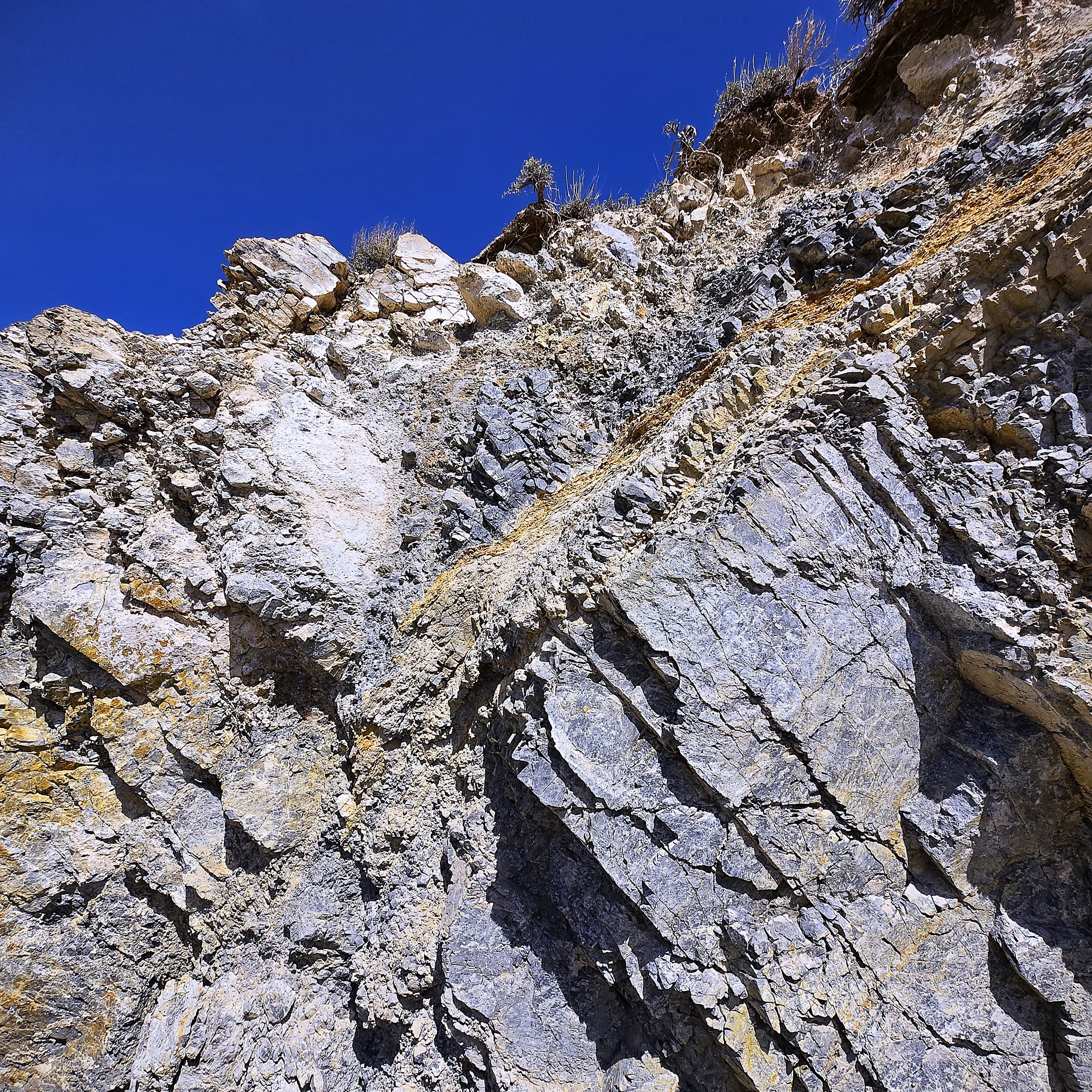 Fault gouge within mineralized material